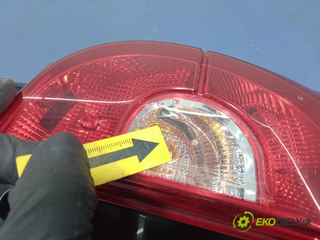 Mitsubishi Colt 2010 svetlo / reflektor zad Prava: Vonkajsia: 8330A480
