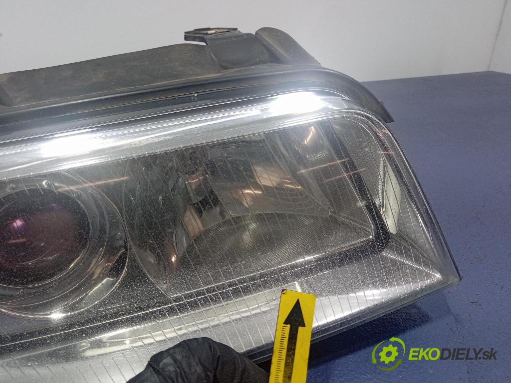 Audi A4 2001 Reflektor: v pravo: 8D0941030AK