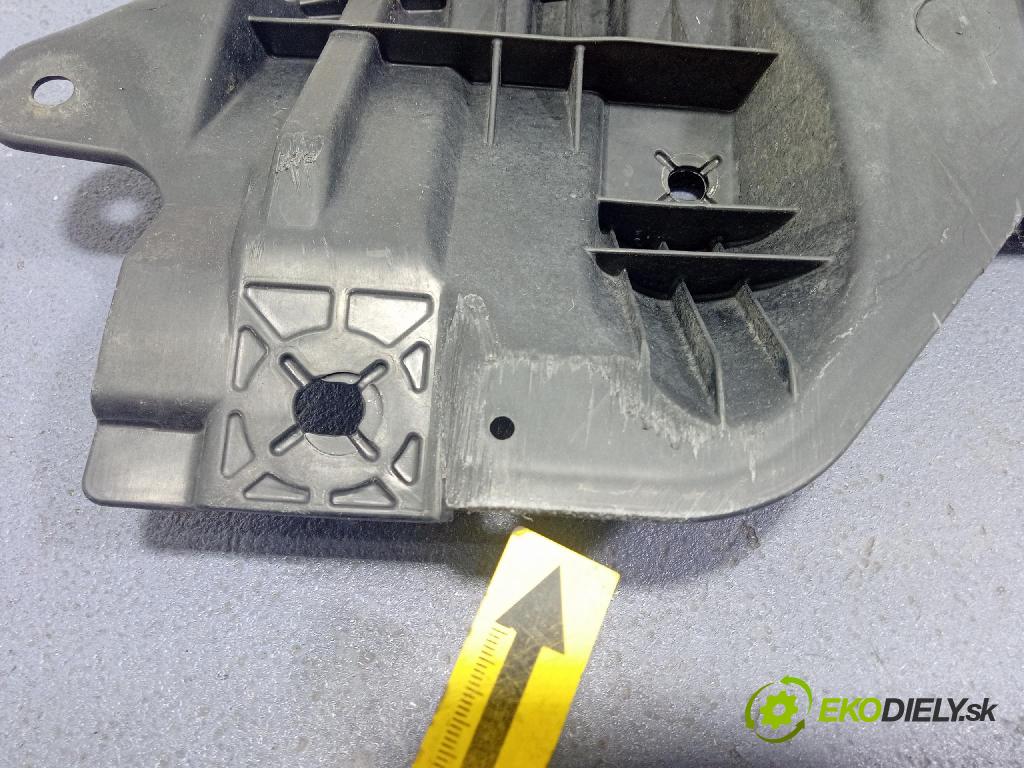 Toyota Auris 2018 kryt Plast: podvozek: 52618-02040