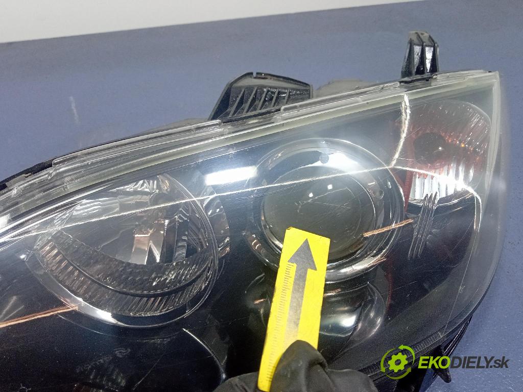 Mazda 3 2005 Reflektor: Vľavo: STANLEY P2958L