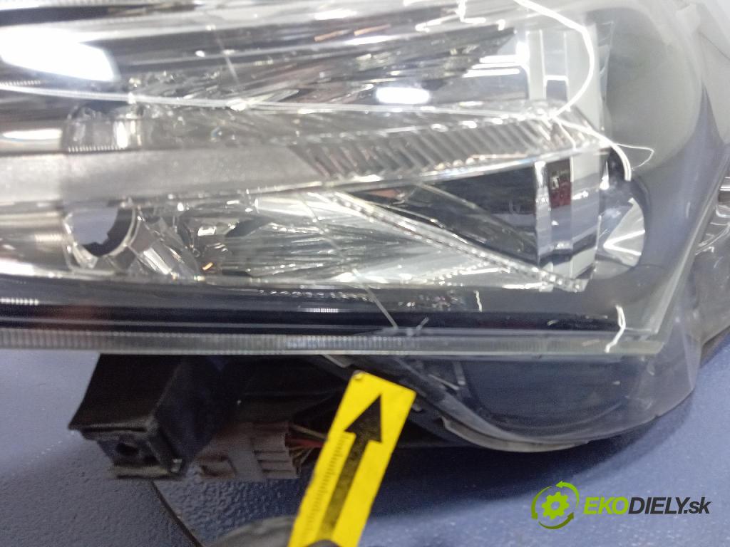 Toyota Auris 0 světlo v pravo: 81110-02E21