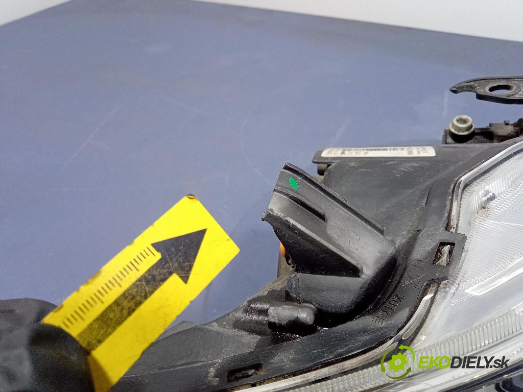 Toyota Auris 0 světlo v pravo: 81110-02E21