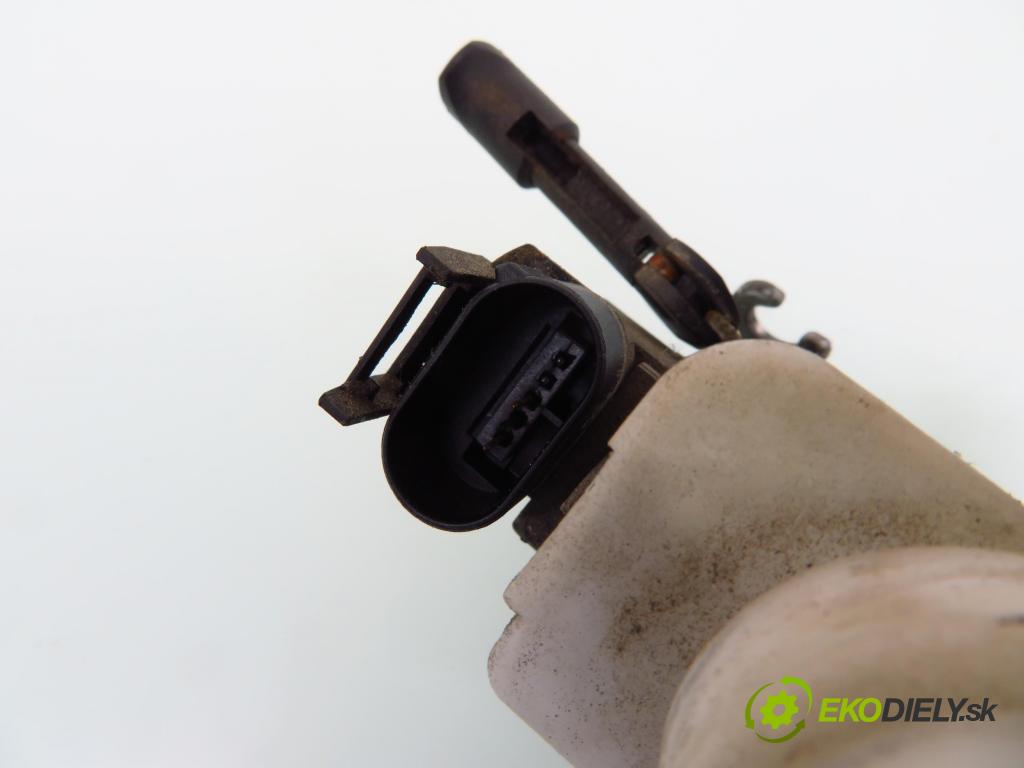 AUDI A4 (8D2, B5) SEDAN 1998 66,00 1.9 TDI - AHU 1896,00 zámok 8D1837015F