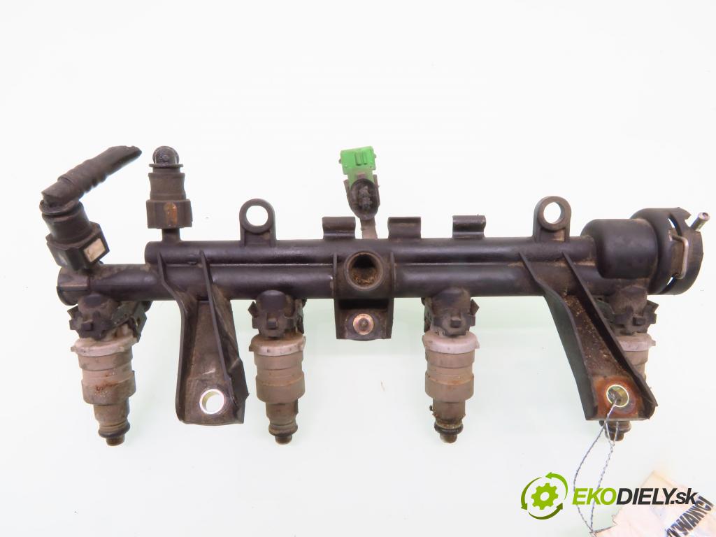 PEUGEOT 306 (7B, N3, N5) HB 1997 55,00 1.4 SL - KFX (TU3JP) 1361,00 Lišta vstrekovacia 9623488380 ; 9619012480 (Vstrekovacie lišty)