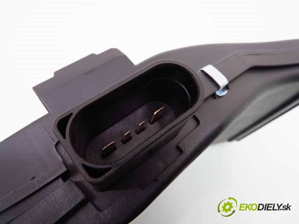 AUDI A8 D3 (4E2, 4E8) SEDAN 2003 202,00 4.0 TDI quattro - ASE 3936,00 topné těleso radiátor topení elektrická 4E0819013 ; 4E0910013 (Radiátory topení)