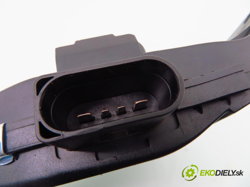 AUDI A8 D3 (4E2, 4E8) SEDAN 2003 202,00 4.0 TDI quattro - ASE 3936,00 topné těleso radiátor topení elektrická 4E0819014 (Radiátory topení)