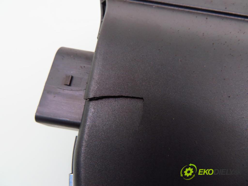 AUDI A8 D3 (4E2, 4E8) SEDAN 2003 202,00 4.0 TDI quattro - ASE 3936,00 topné těleso radiátor topení elektrická 4E0819014 (Radiátory topení)