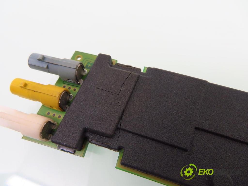 AUDI A8 D3 (4E2, 4E8) SEDAN 2003 202,00 4.0 TDI quattro - ASE 3936,00 Zosilňovač Antenní: 4E0035225D (Zosilňovače)