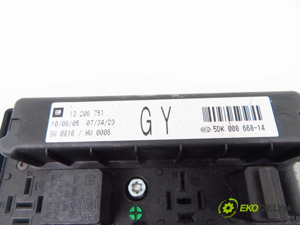 OPEL ASTRA H (A04) HB 2005 77,00 1.6 - Z 16 XEP 1598,00 skříňka POJISTKY: 13206751 ; 5DK00866814