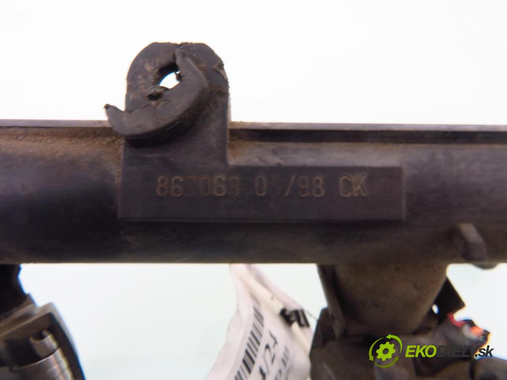 VW POLO Variant (6V5) KOMBI 1999 44,00 1.4 - AKK 1390,00 lišta vstřikovací 0280155731 ; 030906031E (Vstřikovací lišta)