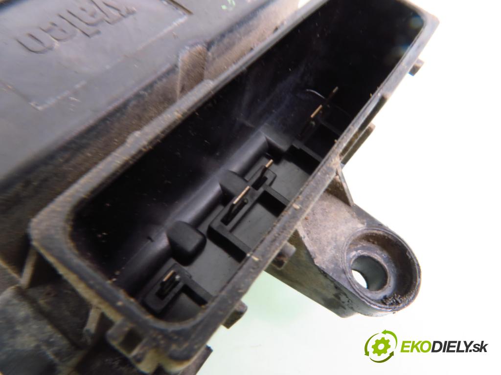 OPEL SIGNUM KOMBI 2003 90,00 1.8 - Z 18 XE 1796,00 rezistor / reostat ventilátora 1379151