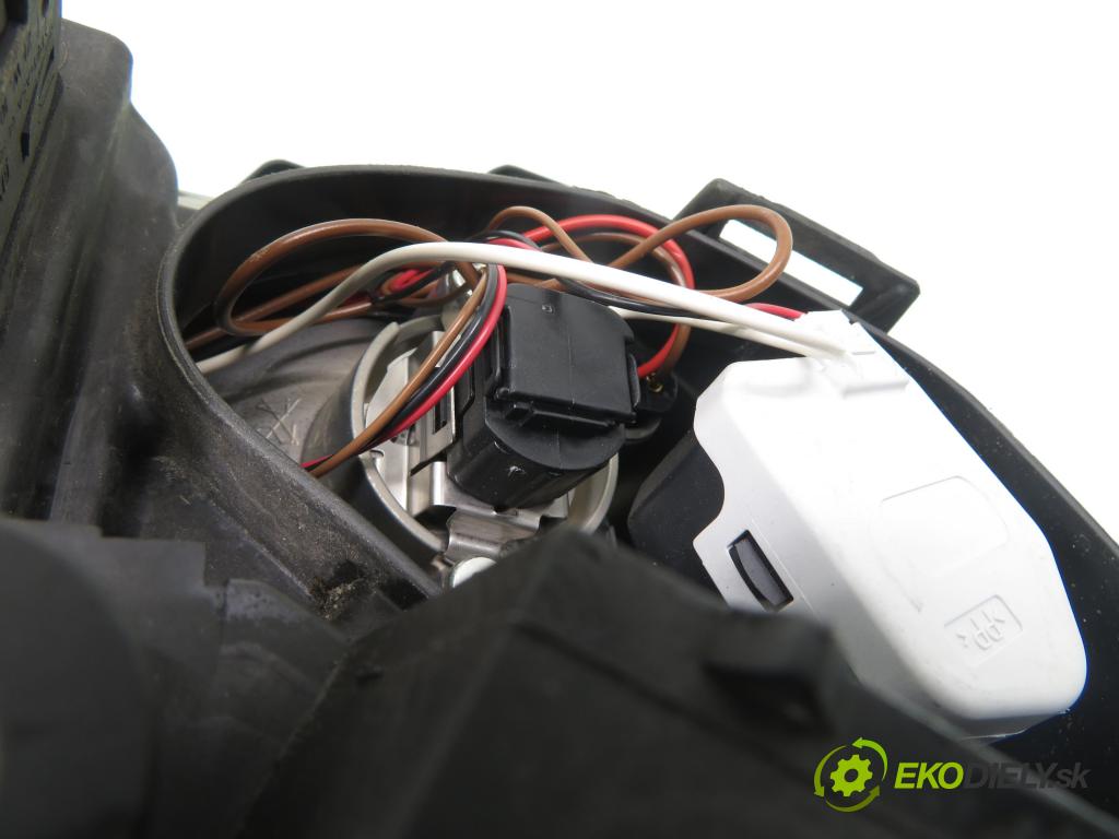 OPEL SIGNUM KOMBI 2003 90,00 1.8 - Z 18 XE 1796,00 světlo LP 15588700