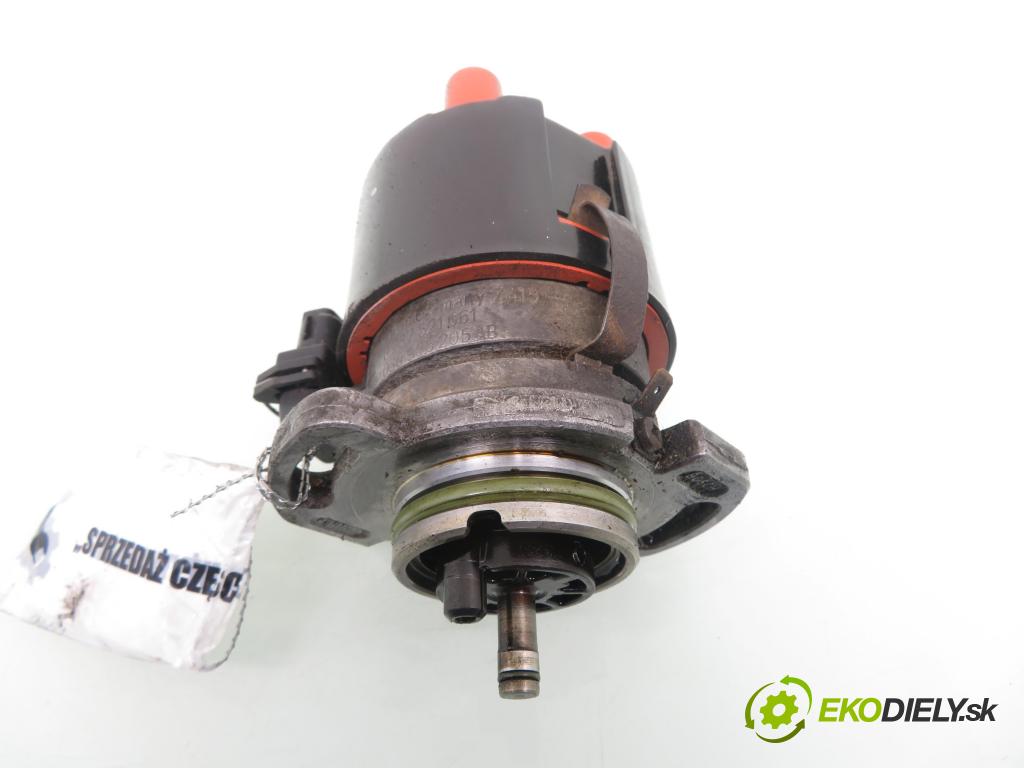 SKODA OCTAVIA I (1U2) SEDAN 1998 55,00 1.6 - AEE 1598,00 rozdělovač ZAPALOVÁNÍ 0237521061 ; 030905205AB