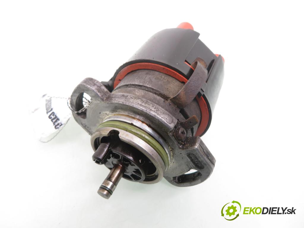 SKODA OCTAVIA I (1U2) SEDAN 1998 55,00 1.6 - AEE 1598,00 rozdělovač ZAPALOVÁNÍ 0237521061 ; 030905205AB