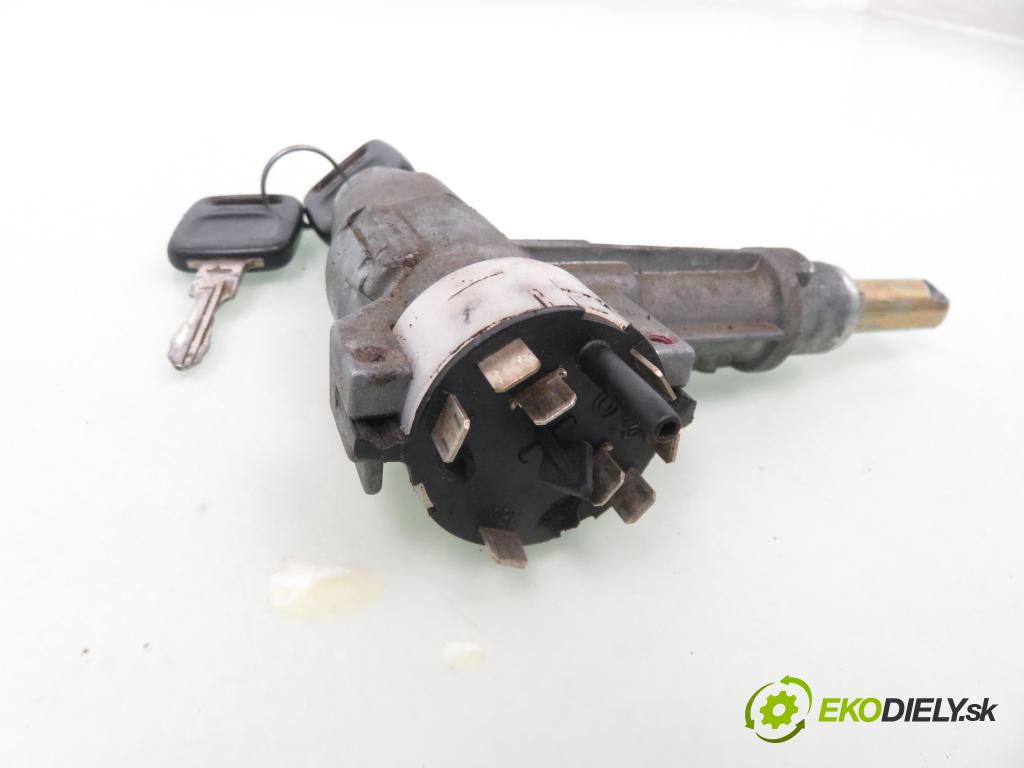 AUDI 80 (89, 89Q, 8A, B3) SEDAN 1988 66,00 1.8 S 90 (KE-Jetronic) - JN 1781,00 spinačka 893905851 (Spínacie skrinky a kľúče)