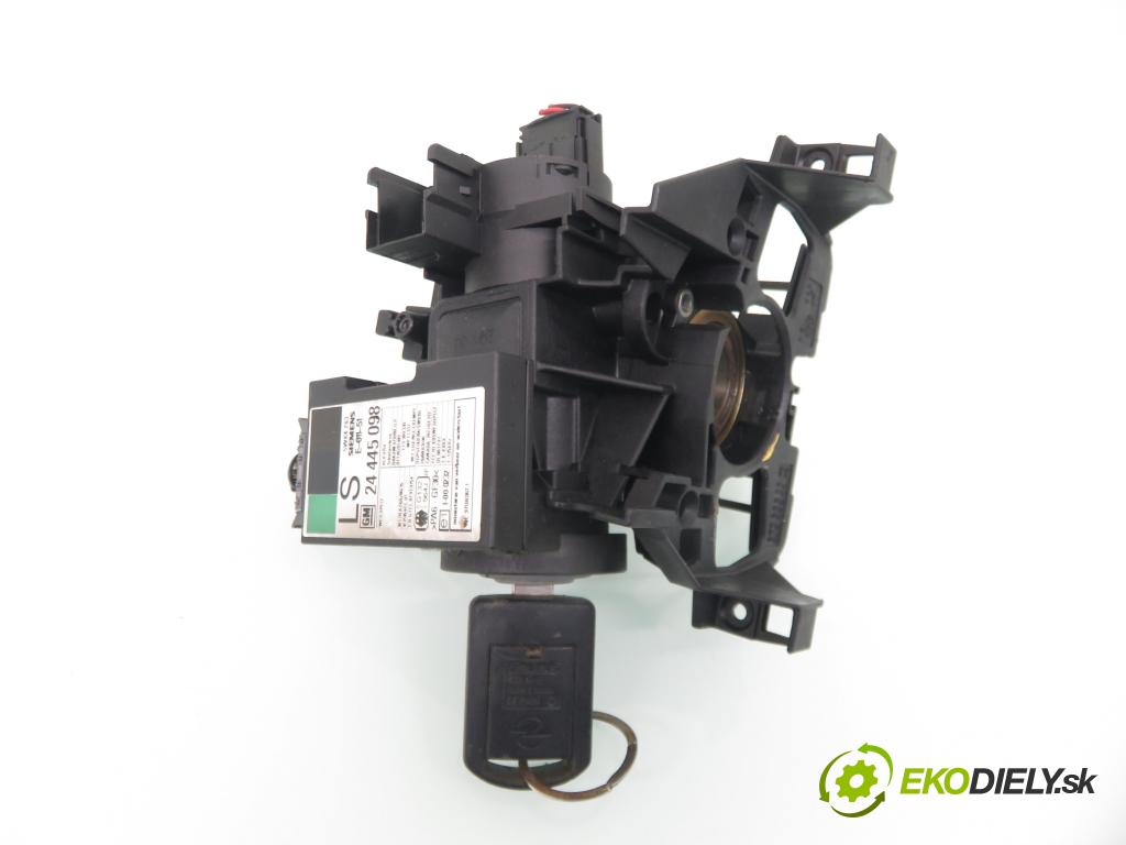 OPEL CORSA C (X01) HB 2003 43,00 1.0 12V 58 - Z 10 XE 973,00 spinačka 90589313 ; 90589389 (Spínacie skrinky a kľúče)