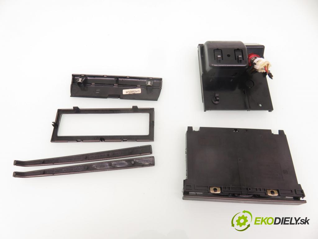 VW BORA (1J2) SEDAN 2001 85,00 2 - AZJ 1984,00 Držiak na nápoje 1J0858601D ; 1J0857961G ; 1J0858035B (Úchyty, držiaky na nápoje)