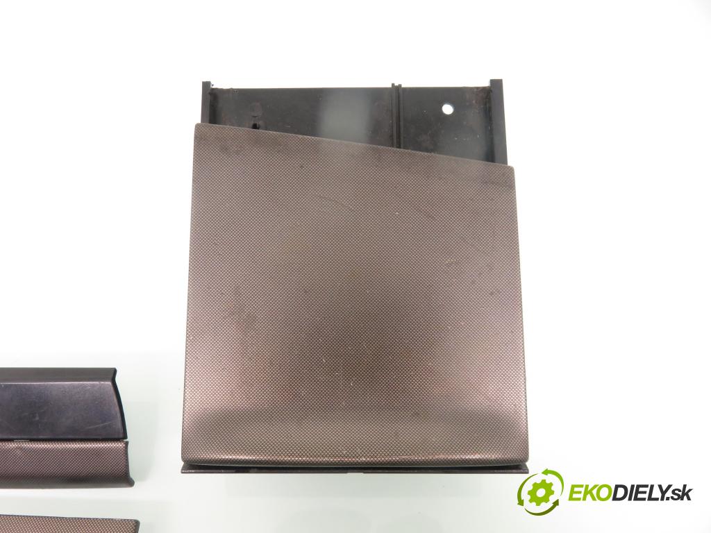 VW BORA (1J2) SEDAN 2001 85,00 2 - AZJ 1984,00 Držiak na nápoje 1J0858601D ; 1J0857961G ; 1J0858035B (Úchyty, držiaky na nápoje)