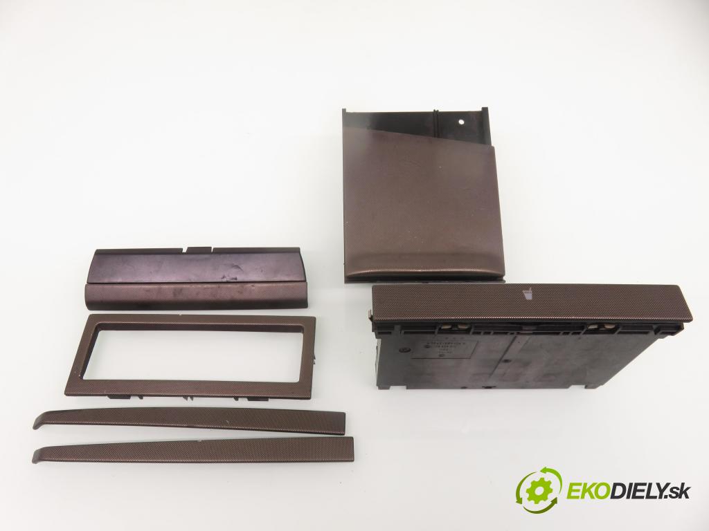 VW BORA (1J2) SEDAN 2001 85,00 2 - AZJ 1984,00 Držiak na nápoje 1J0858601D ; 1J0857961G ; 1J0858035B (Úchyty, držiaky na nápoje)