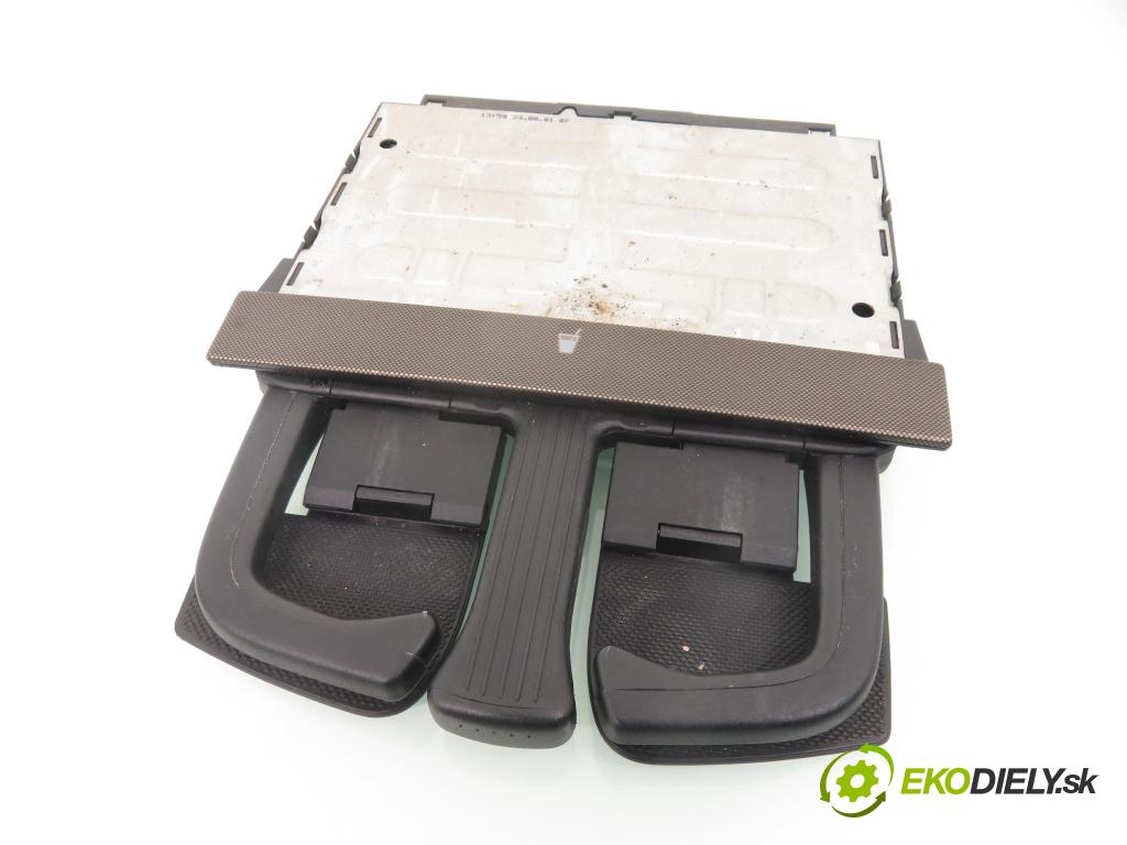 VW BORA (1J2) SEDAN 2001 85,00 2 - AZJ 1984,00 Držiak na nápoje 1J0858601D ; 1J0857961G ; 1J0858035B (Úchyty, držiaky na nápoje)