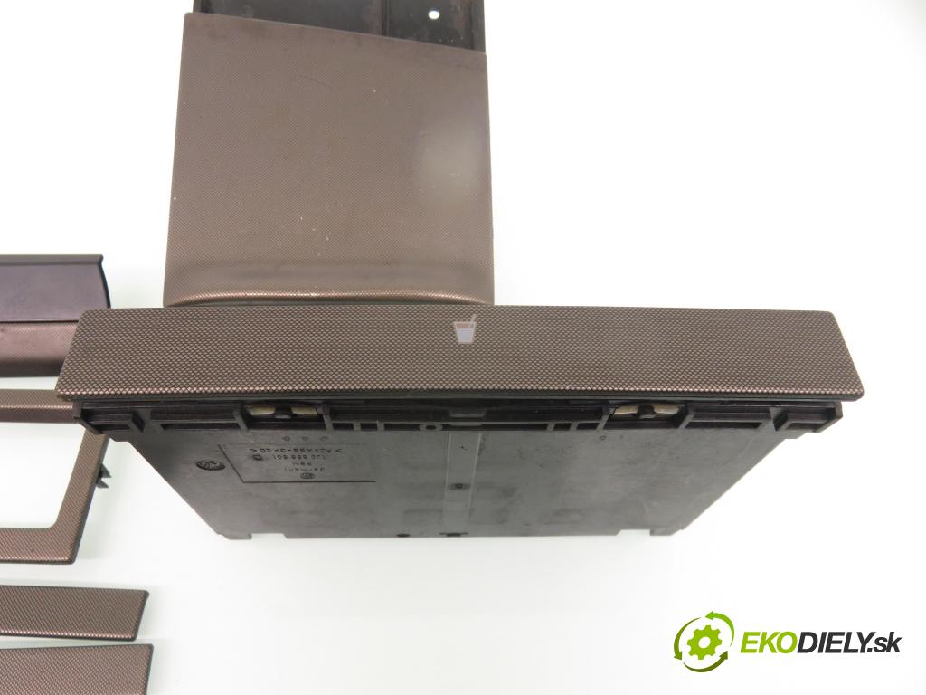 VW BORA (1J2) SEDAN 2001 85,00 2 - AZJ 1984,00 Držiak na nápoje 1J0858601D ; 1J0857961G ; 1J0858035B (Úchyty, držiaky na nápoje)