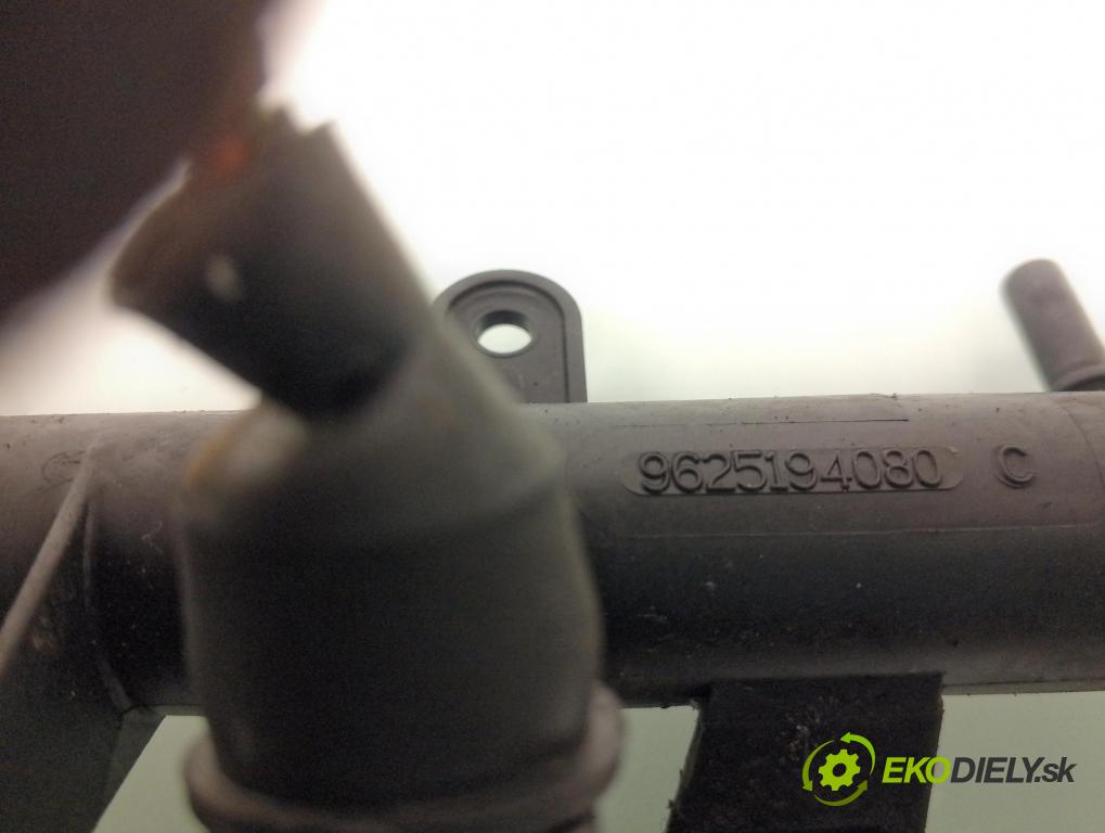 PEUGEOT 206 liftback (2A/C) HB 2003 55,00 1.4 75 - KFW 1360,00 Lišta vstrekovacia 9625194080 ; 0280155794 (Vstrekovacie lišty)