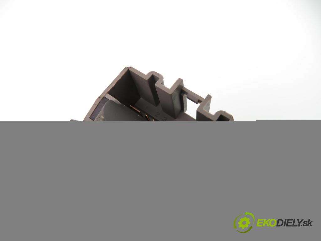 FORD FIESTA VI (CB1,CCN) HB 2009 50,00 1.4 TDCi 68 8V - F6JD 1399,00 spinačka 8V513F880DA (Spínacie skrinky a kľúče)