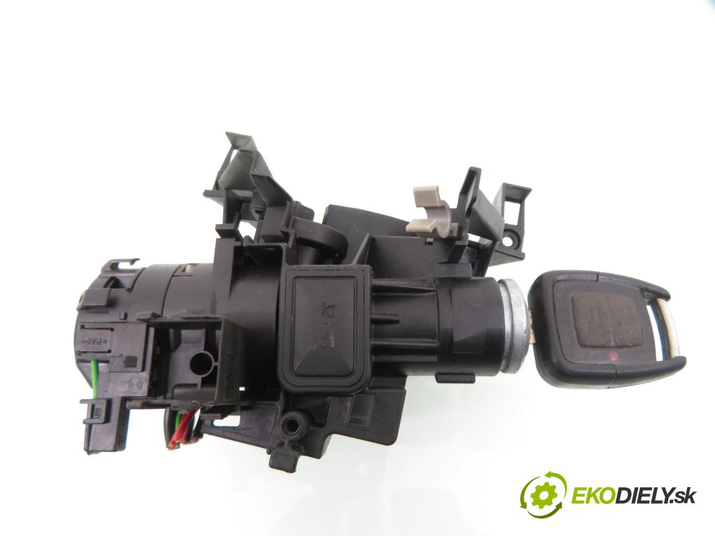 OPEL ZAFIRA A Nadwozie Wielkopojemne (MPV) (T98)  MINIVAN 2000 60,00 2.0 DI - X 20 DTL 1995,00 spinačka 90589313 ; 90589389 (Spínacie skrinky a kľúče)