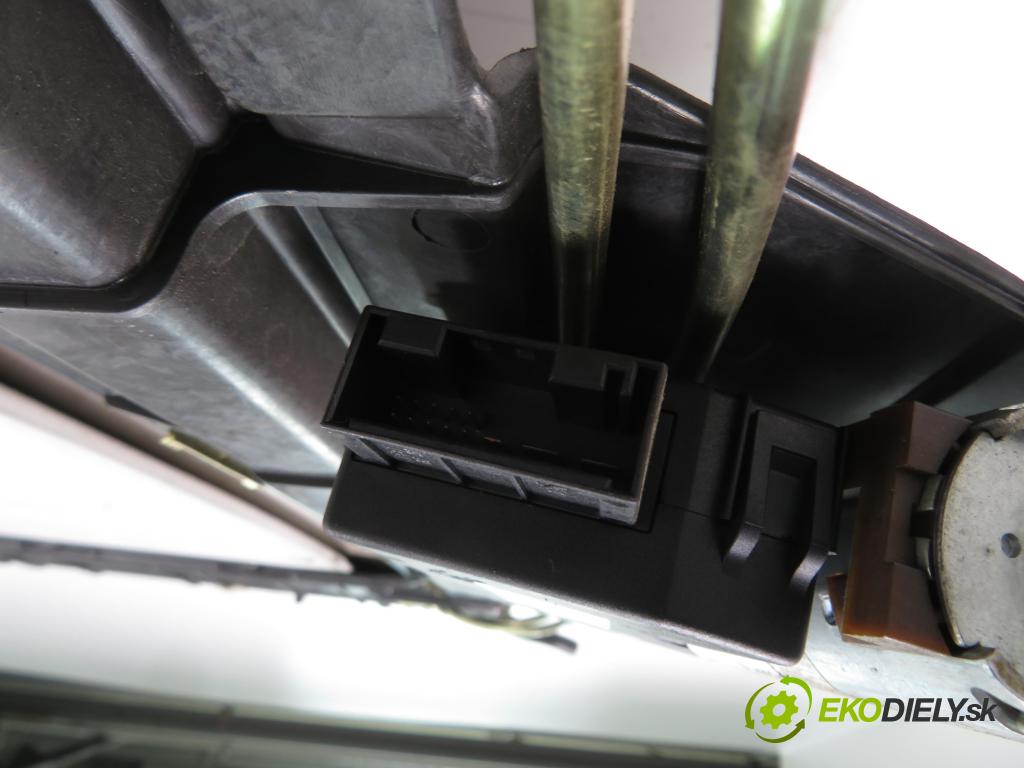 BMW 7 (E38) SEDAN 2000 142,00 730 d - M57 D30 (306D1) 2926,00 střešní okno 83861949 ; 86286a ; 54128150125 (Okna karoserie)