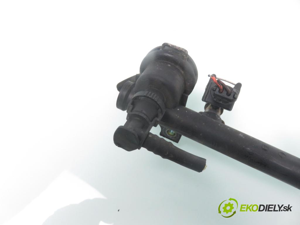 RENAULT LAGUNA I (B56_, 556_) LIFTBACK 1998 79,00 1.6 16V (B568, B561) - K4M 720 1598,00 Lišta vstrekovacia 7700106024 (Vstrekovacie lišty)