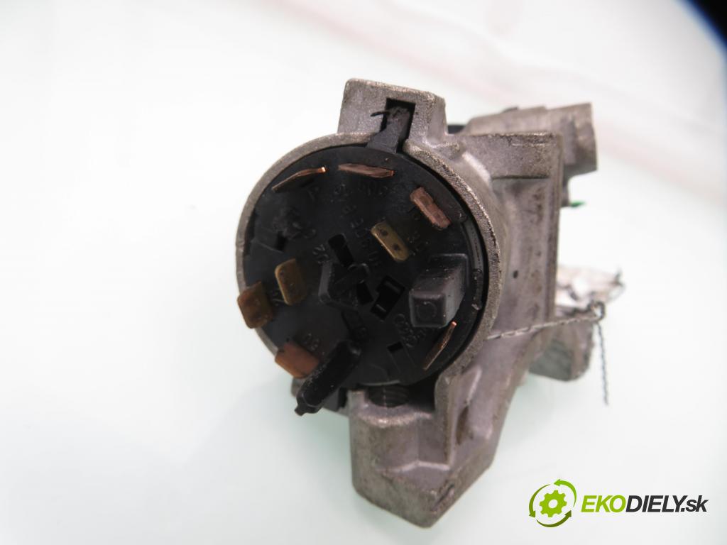 VW BORA (1J2) SEDAN 2001 85,00 2 - AZJ 1984,00 spinačka 110824 (Spínacia skrinka)