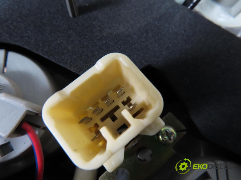 TOYOTA COROLLA (_E12_) HB 2004 66,00 2.0 D-4D 1995,00 světlo levé zadní 