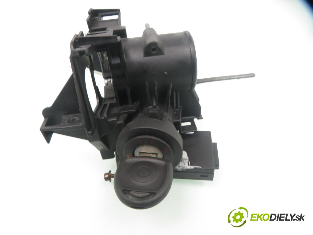 OPEL MERIVA A nadwozie wielkoprzestrzenne (MPV) (X03) HB 2006 74,00 1.7 CDTI 101 - Z 17 DT 1686,00 spinačka 90589313 ; 90589389 ; 24413106 (Spínacie skrinky a kľúče)