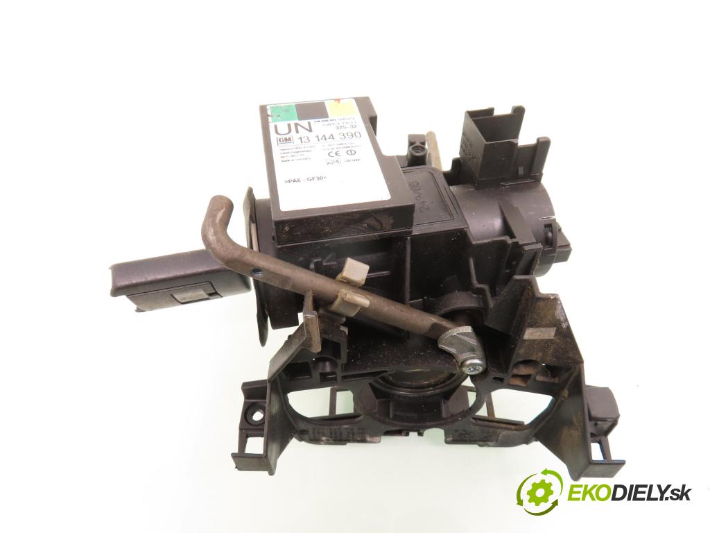 OPEL MERIVA A nadwozie wielkoprzestrzenne (MPV) (X03) HB 2005 66,00 1.4 16V Twinport - Z 14 XEP 1364,00 spinačka 90589313 ; 90589389 ; 24413106 (Spínacie skrinky a kľúče)