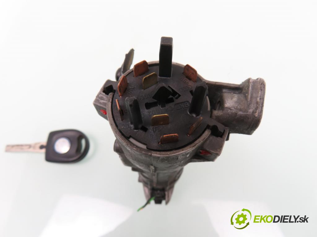 VW BORA (1J2) SEDAN 1999 66,00 1.9 TDI - AGR 1896,00 spinačka 4D0905851C (Spínacie skrinky a kľúče)