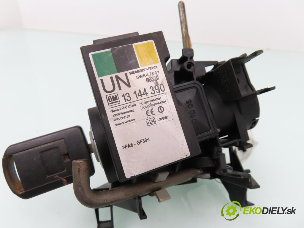 OPEL MERIVA A nadwozie wielkoprzestrzenne (MPV) (X03) HB 2006 74,00 1.7 CDTI 101 - Z 17 DT 1686,00 spinačka 90589313 ; 90589389 ; 24413106 (Spínacie skrinky a kľúče)