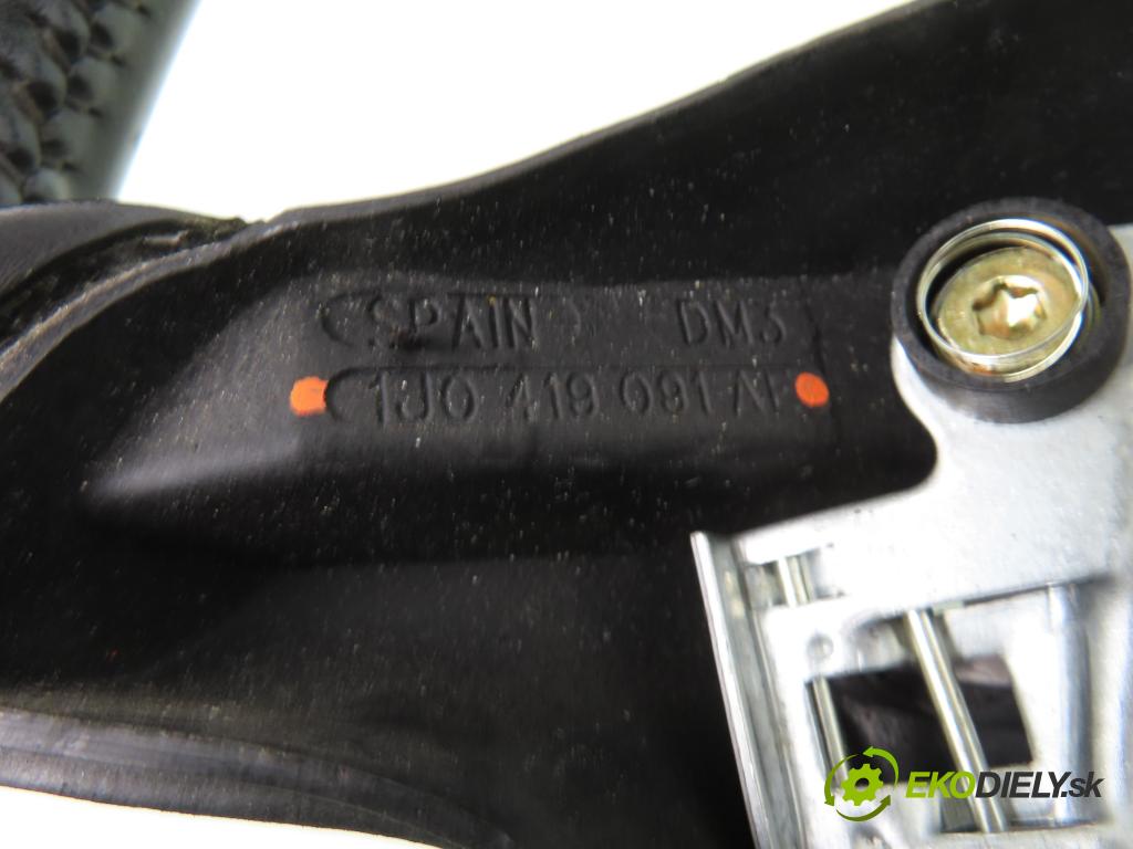 VW BORA (1J2) SEDAN 2001 85,00 2 - AZJ 1984,00 Volant 1J0419091AB ; 3B0880201AL (Volanty)