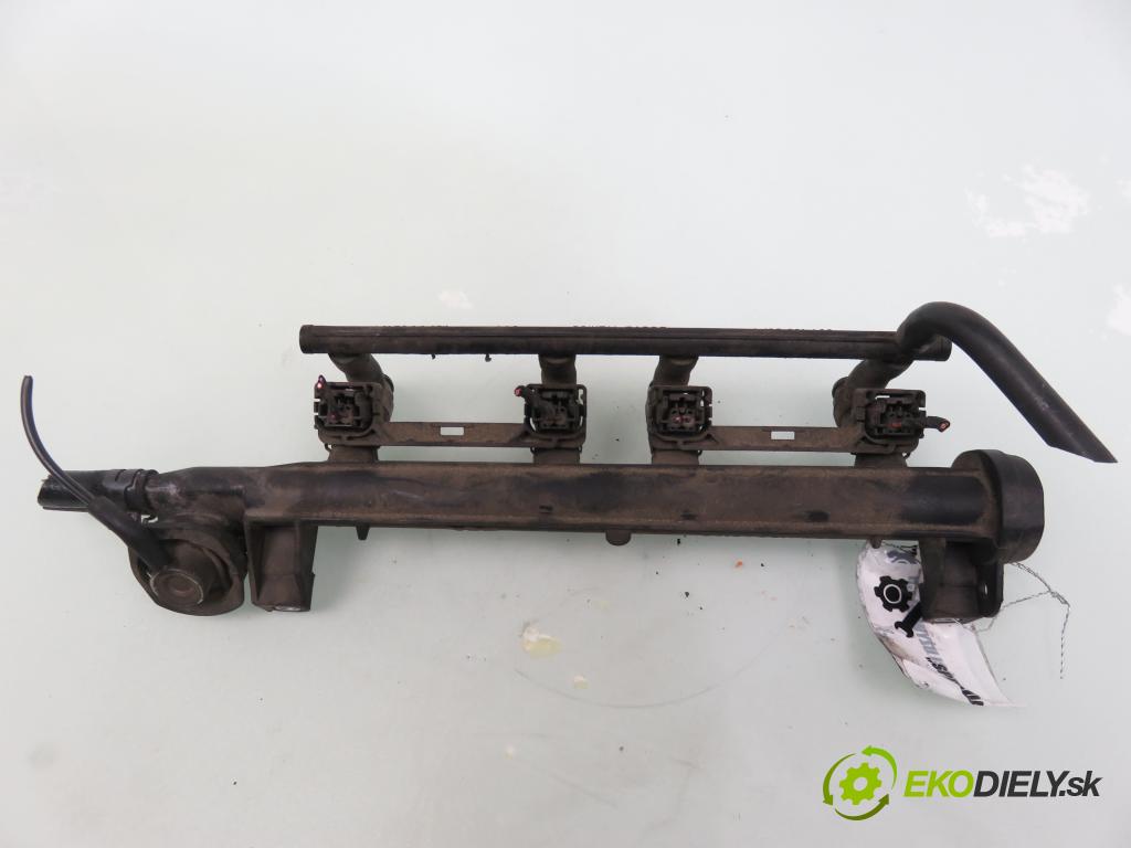 VW BORA (1J2) SEDAN 2001 85,00 2 - AZJ 1984,00 Lišta vstrekovacia 06A133317A ; 0280155995 ; 06A906031AC (Vstrekovacie lišty)