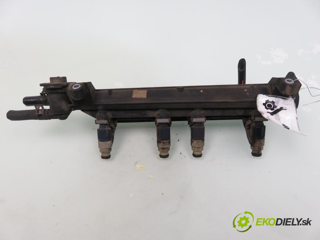 VW BORA (1J2) SEDAN 2001 85,00 2 - AZJ 1984,00 Lišta vstrekovacia 06A133317A ; 0280155995 ; 06A906031AC (Vstrekovacie lišty)