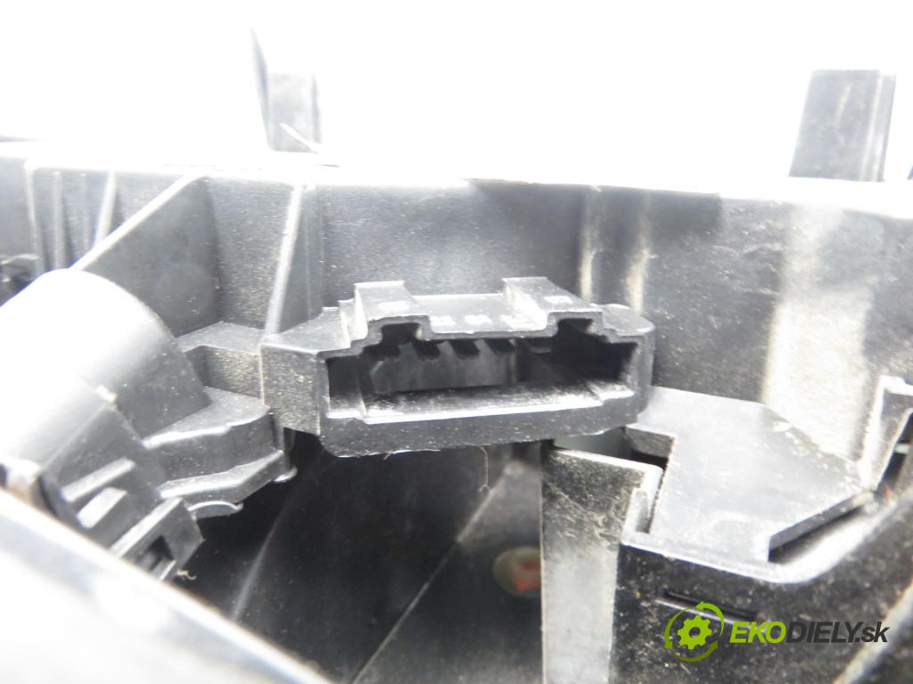 VW POLO (6N1) HB 1996 55,00 75 1.6 - AEA 1598,00 svetla zadní část 6N0945096B ; 6N0945095B