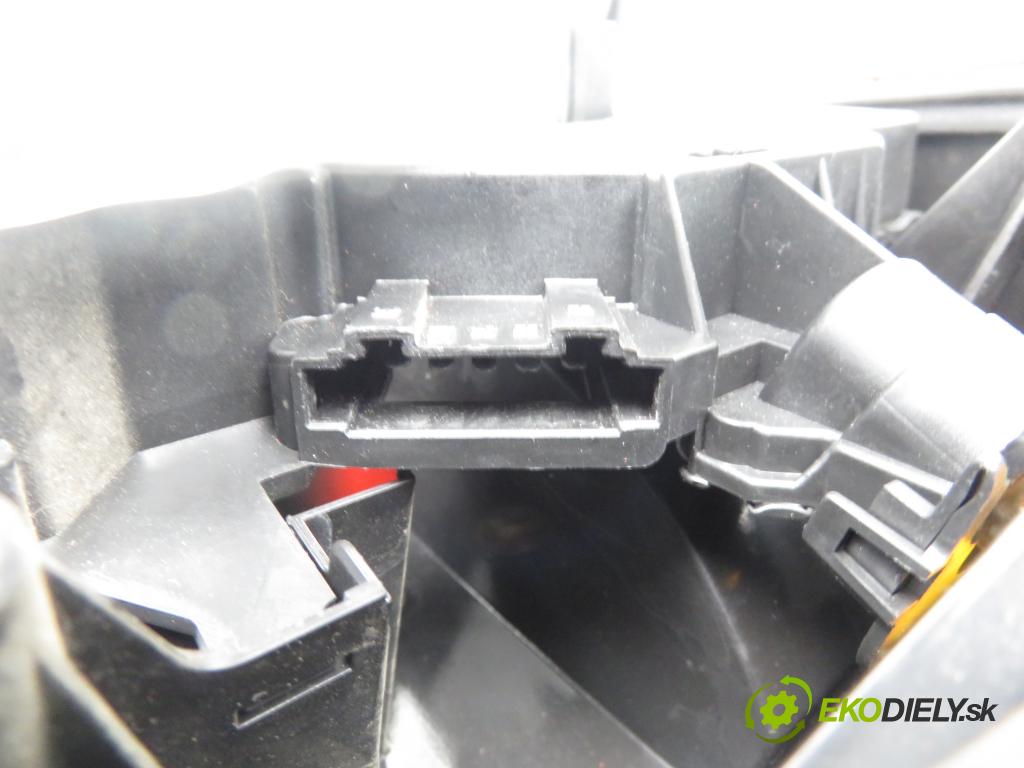 VW POLO (6N1) HB 1996 55,00 75 1.6 - AEA 1598,00 svetla zadní část 6N0945096B ; 6N0945095B