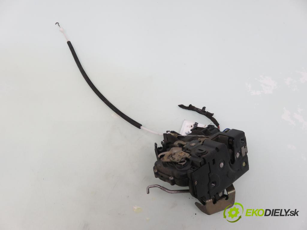 AUDI A6 Avant (4B5, C5) KOMBI 2000 121,00 2.4 - AML 2393,00 zámok 4B0839015H