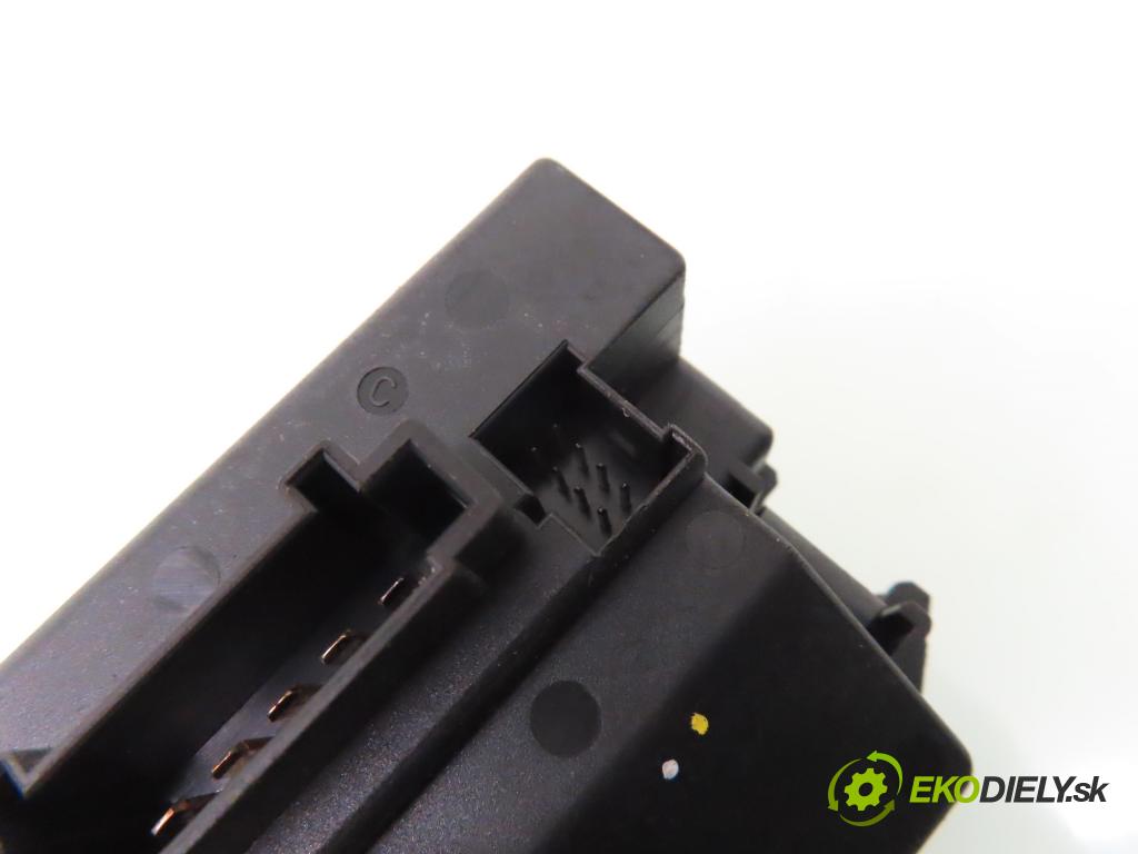 MERCEDES-BENZ KLASA C (W203) SEDAN 2001 120,00 C 200 Kompressor (203.042) - M 271.940 1796,00 spinačka 2095450508 (Spínacie skrinky a kľúče)