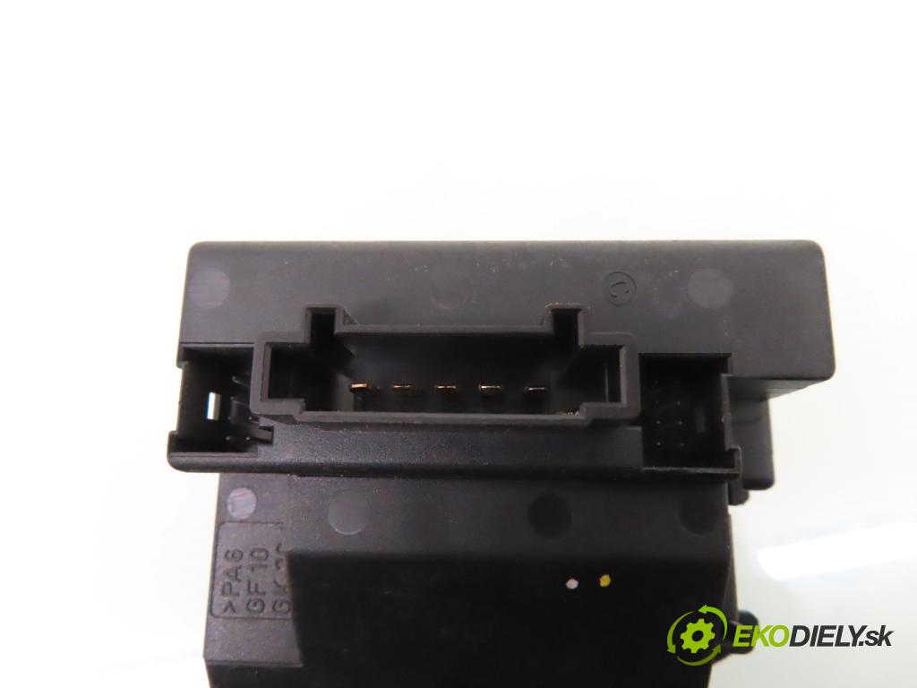 MERCEDES-BENZ KLASA C (W203) SEDAN 2001 120,00 C 200 Kompressor (203.042) - M 271.940 1796,00 spinačka 2095450508 (Spínacie skrinky a kľúče)