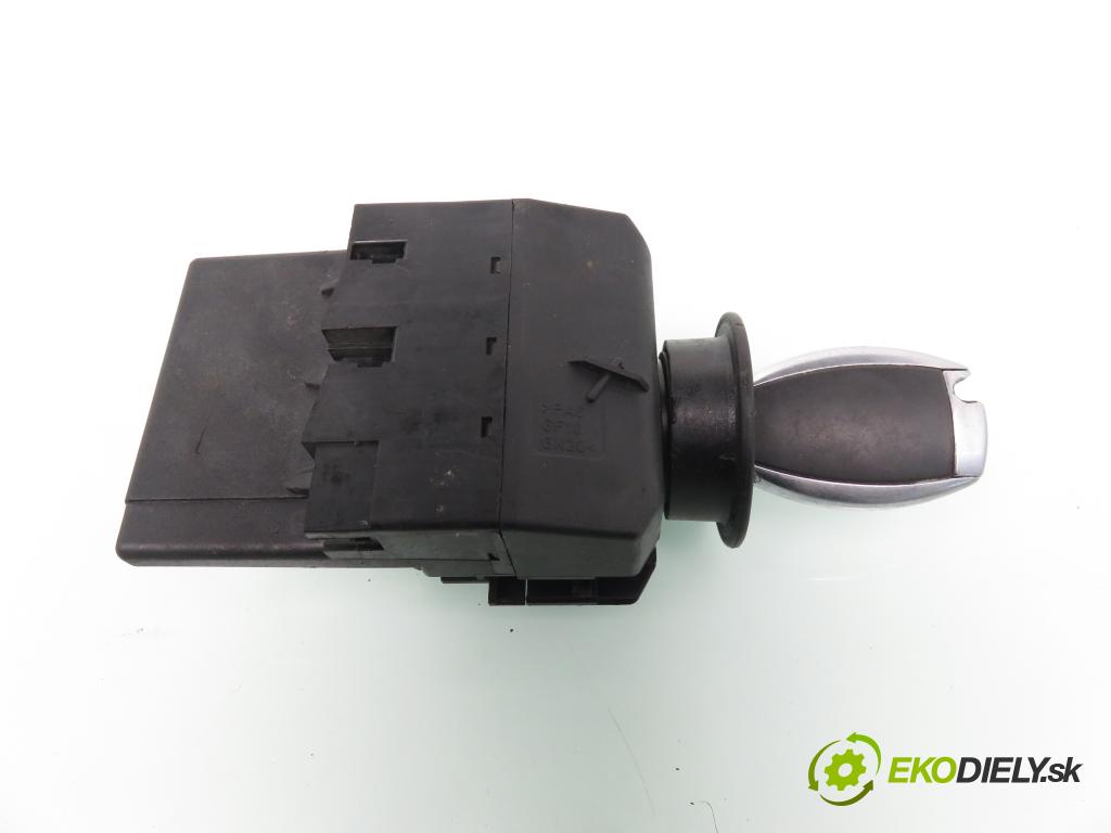 MERCEDES-BENZ KLASA C (W203) SEDAN 2000 120,00 C 200 Kompressor (203.042) - M 271.940 1796,00 spinačka 2035450108 (Spínacia skrinka a kľúč)