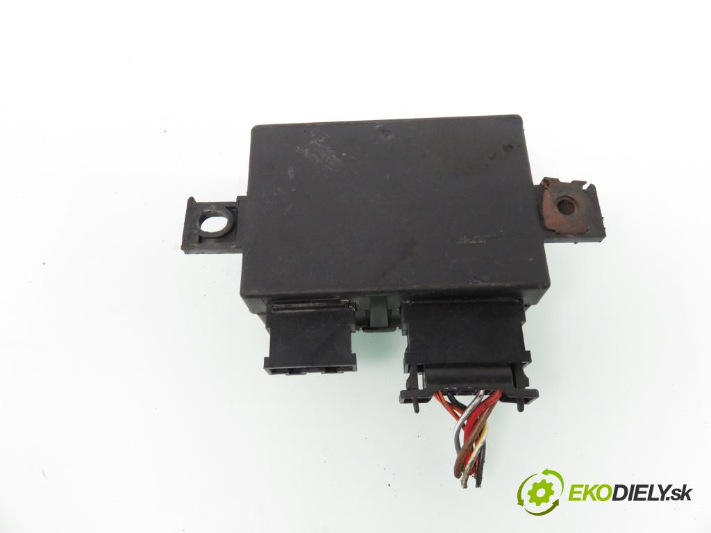 VW POLO (6N1) HB 1994 55,00 75 1.6 - AEA 1598,00 spinačka 357905851F ; 6X0953257 (Spínacia skrinka)