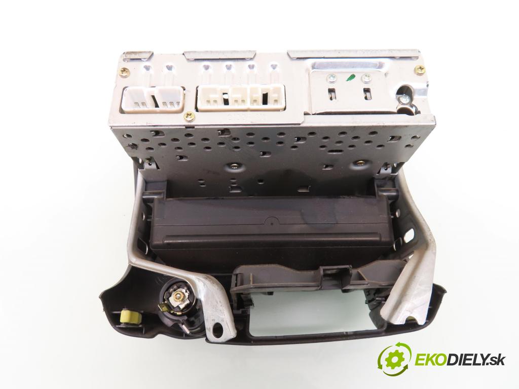 TOYOTA YARIS (_P1_) HB 1999 50,00 1.0 VVT- i 68 - 1SZ-FE 998,00 RADIO Modul 8612052021