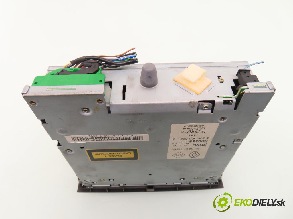RENAULT SCENIC II (JM0/1_) MINIVAN 2004 99,00 2.0 135 - F4R 770 1998,00 RADIO CD 8200300863A