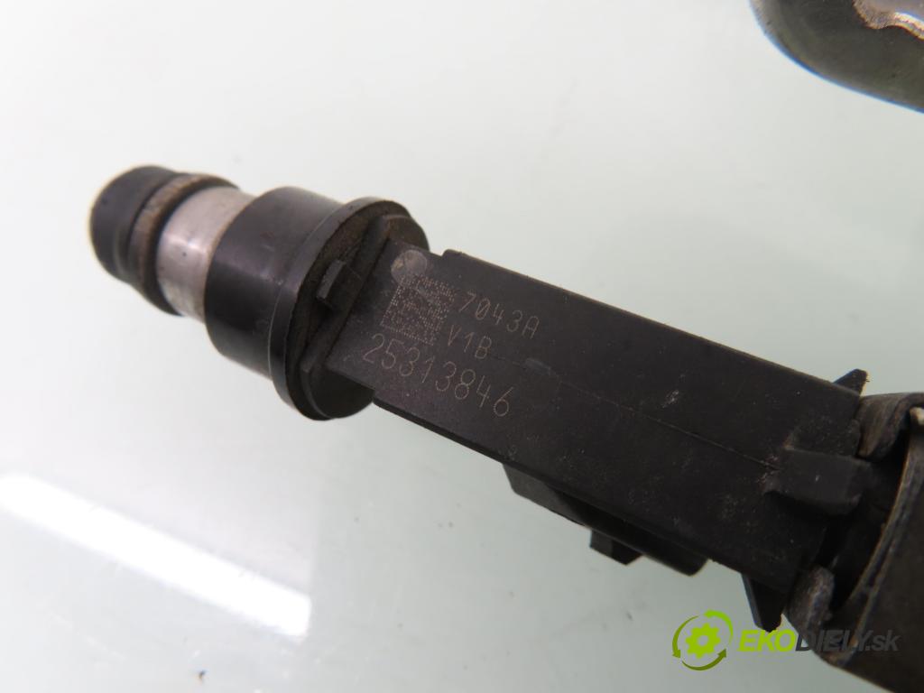 OPEL VECTRA C (Z02) LIFTBACK 2003 74,00 1.6 16V - Z 16 XE 1598,00 Lišta vstrekovacia 25313846 (Vstrekovacia lišta)