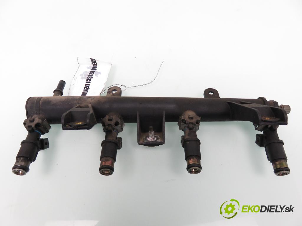 PEUGEOT 206 liftback (2A/C) HB 2003 440,00 1.1 i - HFX (TU1JP) 1124,00 Lišta vstrekovacia 9628982980 ; 01F002A (Vstrekovacia lišta)